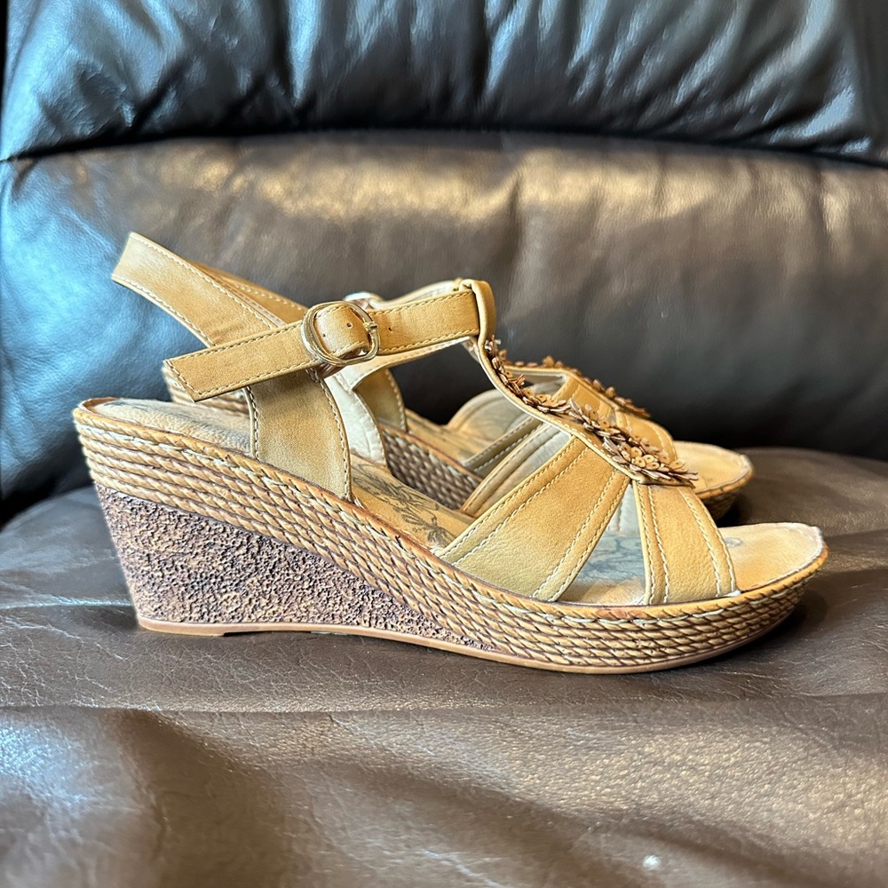 Kozi Women’s Size 8 “Hilda” Wedge Shoe - Picture 2 of 4
